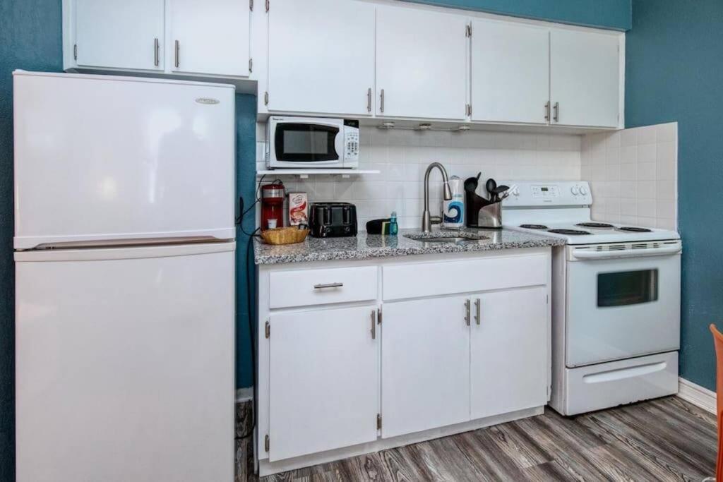 Sunset Beach Suites Of Madeira Beach! Pet Friendly Summer Getaway! Steps To Beach! - Suite 10 St. Pete Beach Exteriör bild